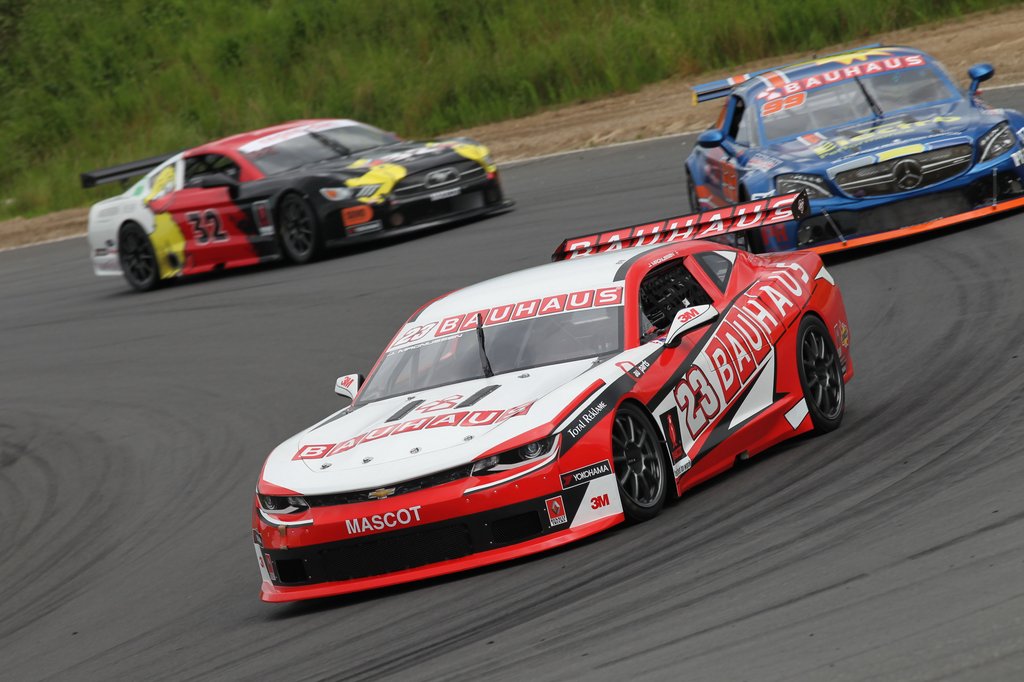 Jan Magnussen var bedst i kampen mod stopuret på Ring Djursland. Her ses han under tidtagningen foran Frederik Schandorff og Michelle Gatting
(Foto: Henning Smed)